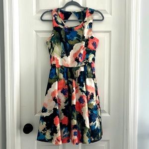 Womens floral flirty back zipper dress with pockets size 4
